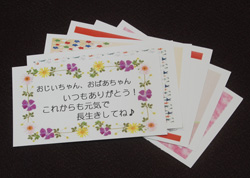 結婚式の花束贈呈にメッセージカードも一緒にプレゼント！